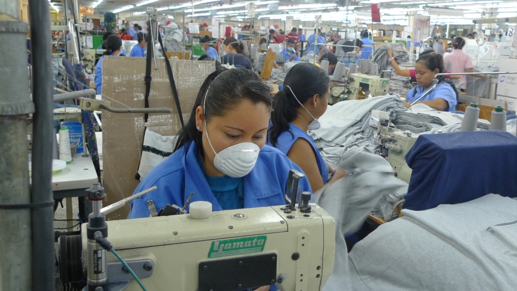 Kledingfabrieken in Honduras werken voor bekende grote merken als Adidas en Nike, Fruit of the Loom (bekend van de t-shirts en van merken zoals Russel Athletic, Vanity Fair en Spalding)