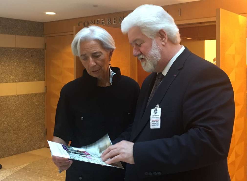 IMF President Christine Lagarde receives How to End and Prevent Violence at Work Guide from CNV vicepresident Arend van Wijngaarden