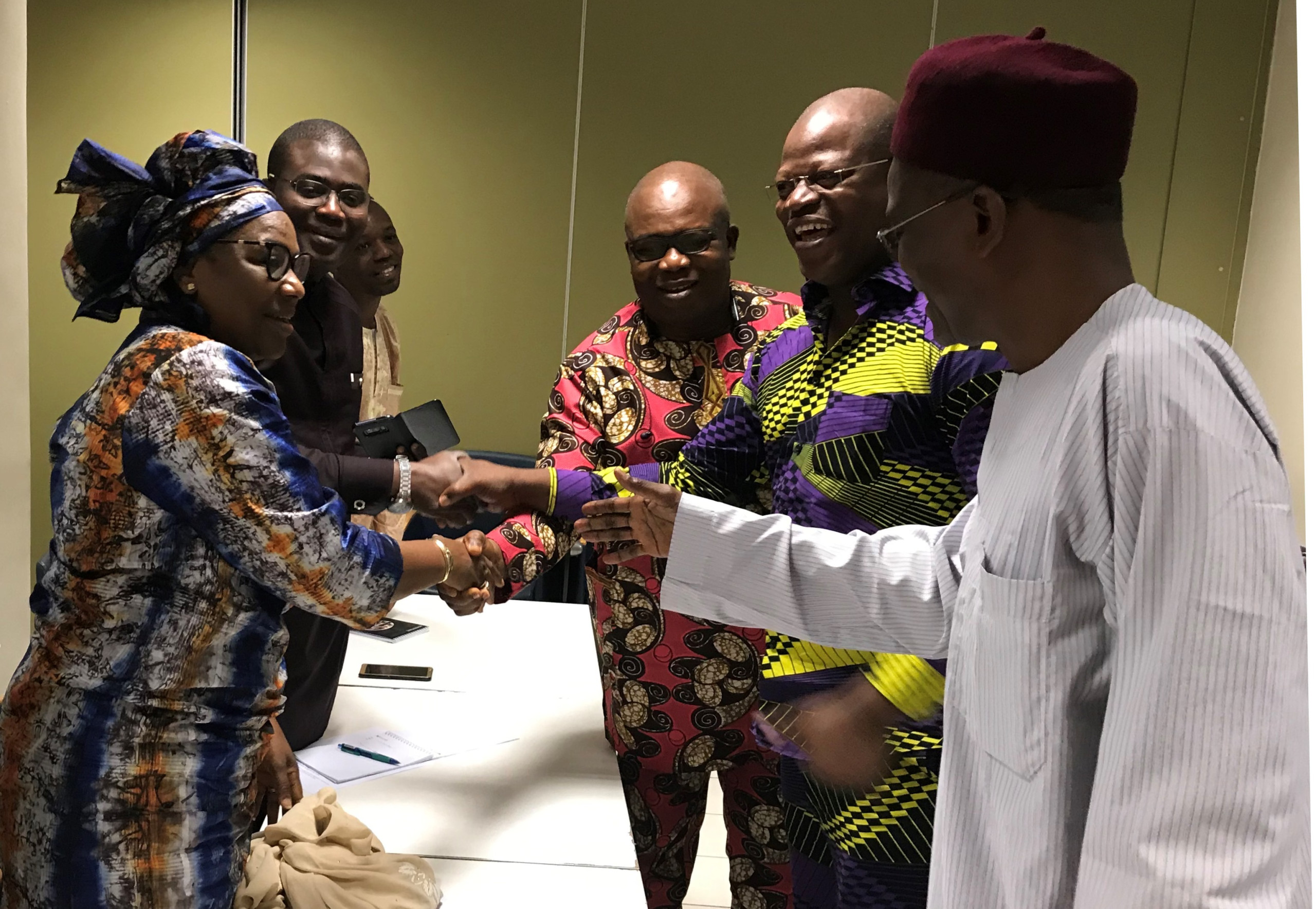 Sociaal dialoog in Ivoorkust. Jeux de rôle pendant l’atelier de formation sur les techniques de négociation collective pour syndicats et employeurs, organisée par la CNV Internationaal et l’organisation des employeurs Néerlandais, le DECP en Côte d’Ivoire 2020’