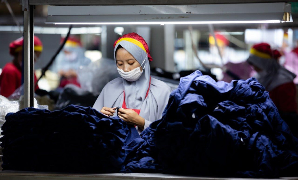 Protes di Jakarta terhadap peraturan baru Indonesia yang dapat memotong upah di sektor tekstil sebesar 25 persen.