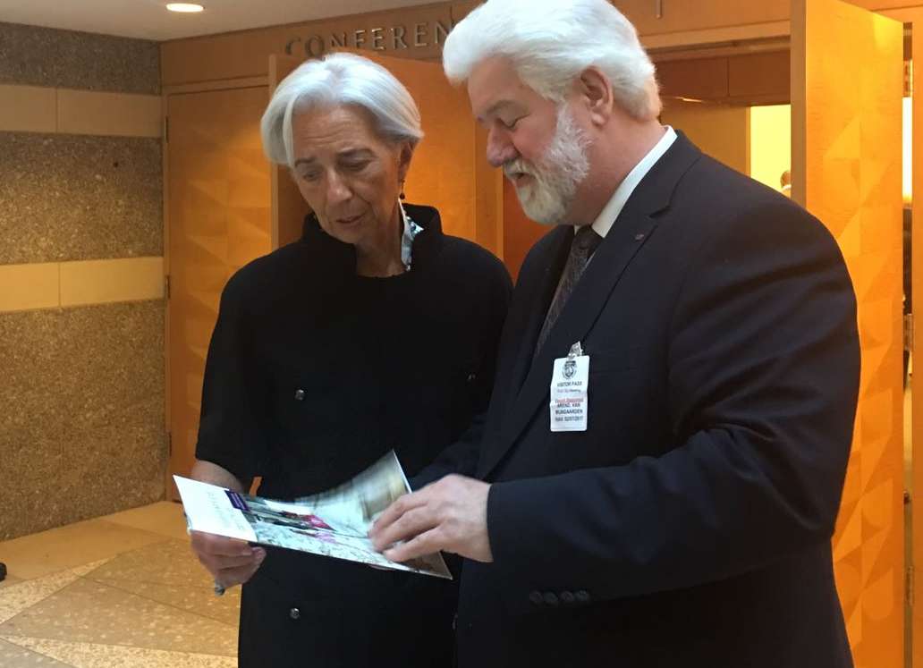 IMF director Christine Lagarde ontvangt CNV gids geweld op de werkplek van CNV Vicevoorzitter Arend van Wijngaarden IMF director Christine Lagarde ontvangt CNV gids geweld op de werkplek van CNV Vicevoorzitter Arend van Wijngaarden