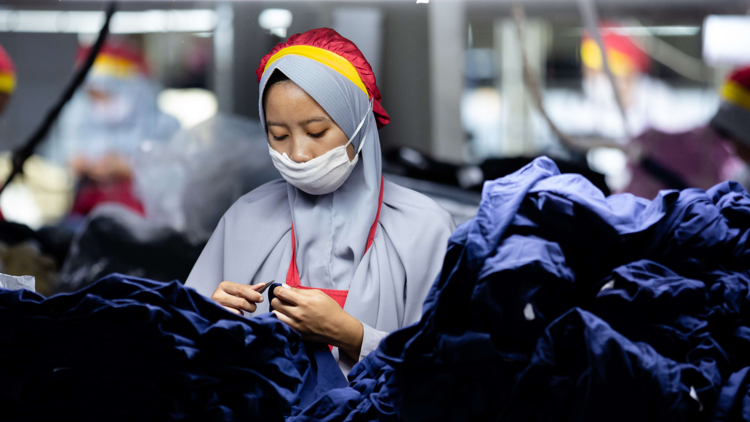 Vrouwelijke arbeider in de kledingindustrie. Indonesia - garment worker - Bogor