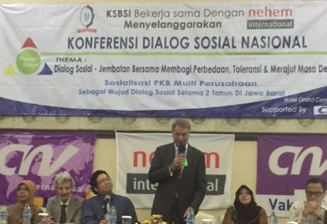 De eerste drie cao's worden overhandigd aan de Indonesche minister van Sociale Zaken