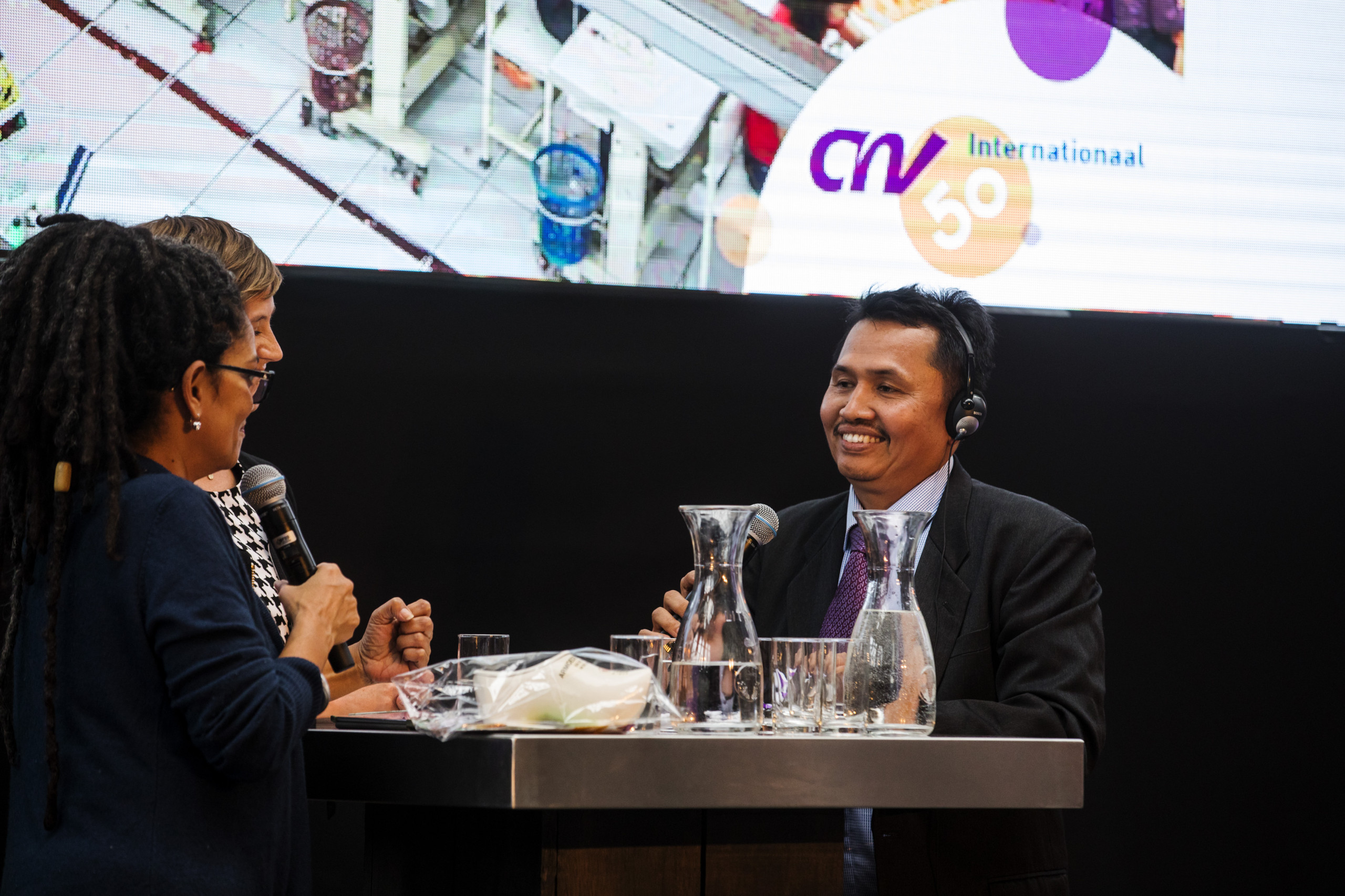 Eduard Marpaung KSBSI Indonesie in gesprek met Aldith Hunkar op 50 jaar CNV Internationaal