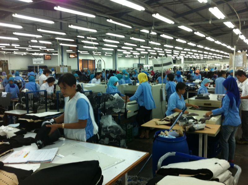 Indonesische kledingfabriek met werktijden van 10-11 uur per dag
