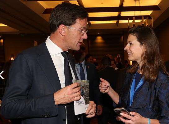 Premier Mark Rutte in gesprek over mensenrechten en internationaal zakendoen met Anne Dankert van CNV Internationaal tijdens handelsmissie Colombia