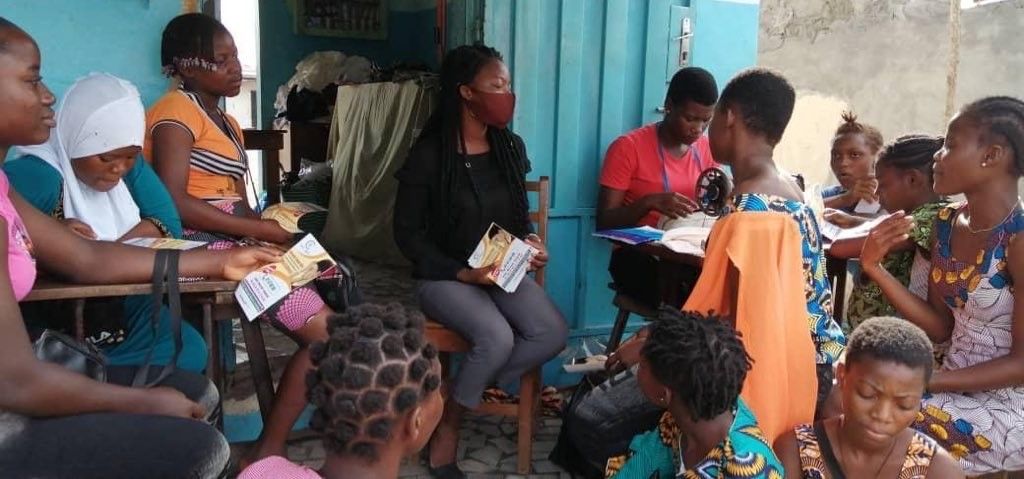 Voorlichting over geweld en seksuele intimidatie op het werk aan jonge vrouwen in Benin
