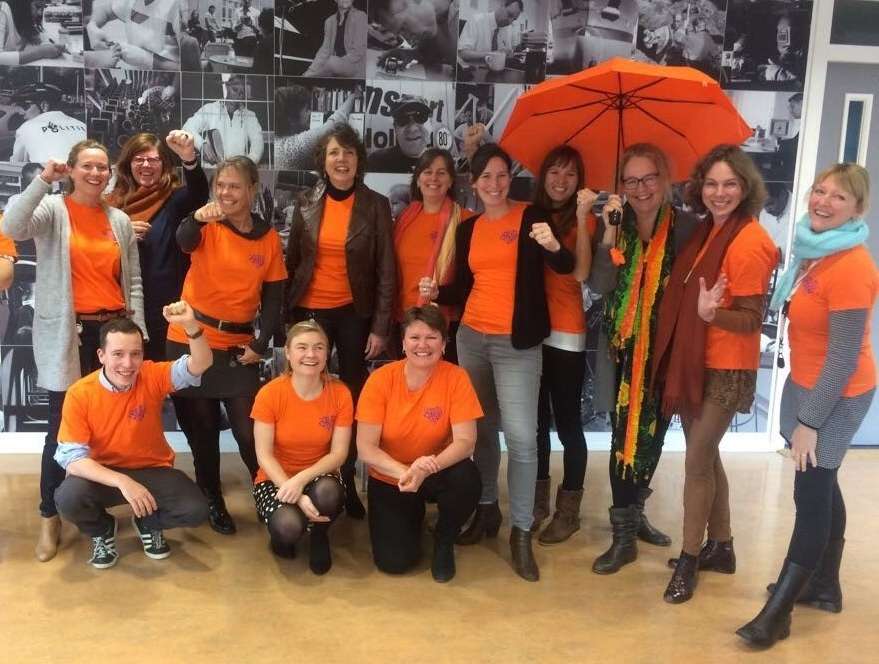 Team CNV Internationaal campaigning for Orange the world #Orangetheworld CNV