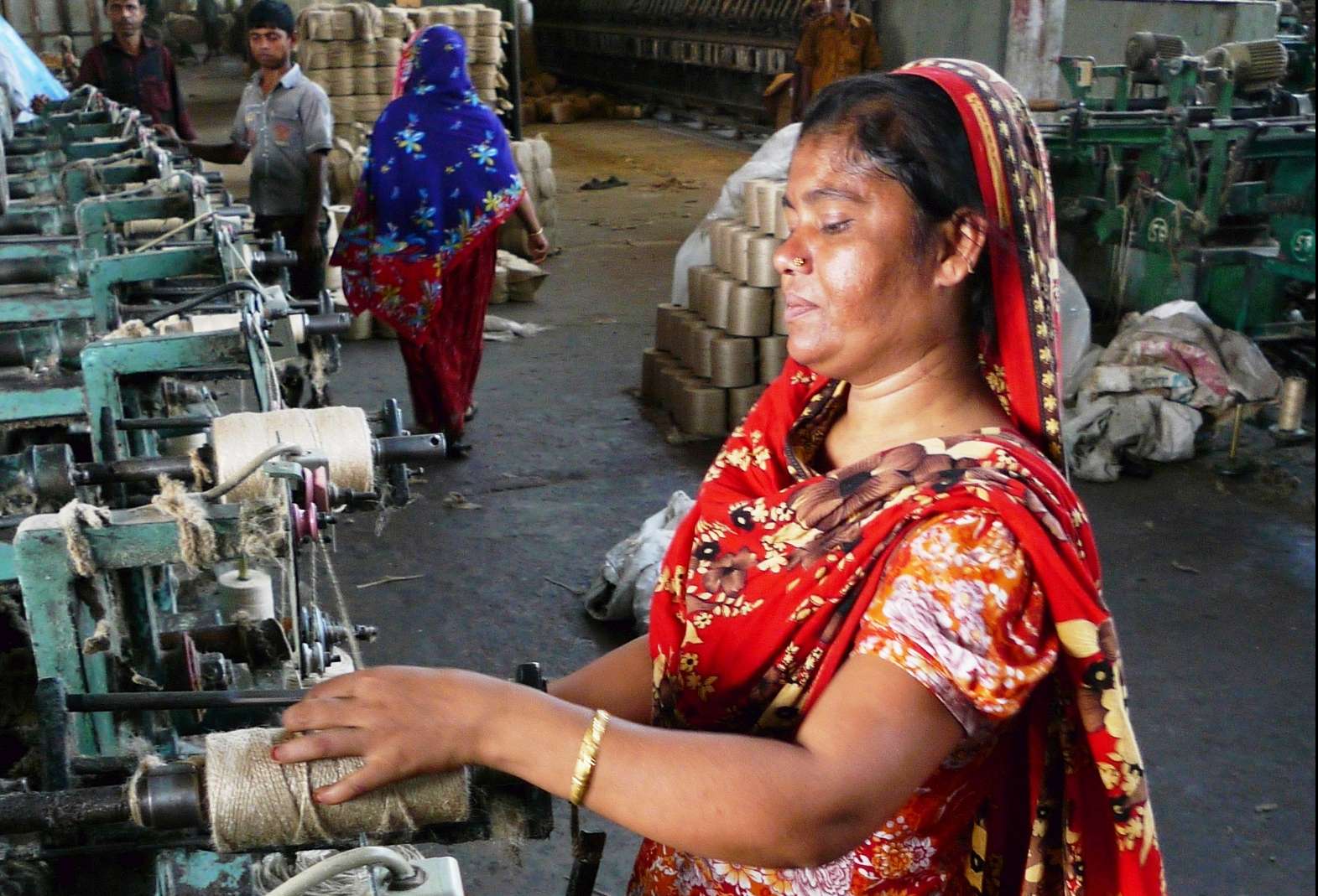 Bangladesh kledingfabriek vrouw weeft