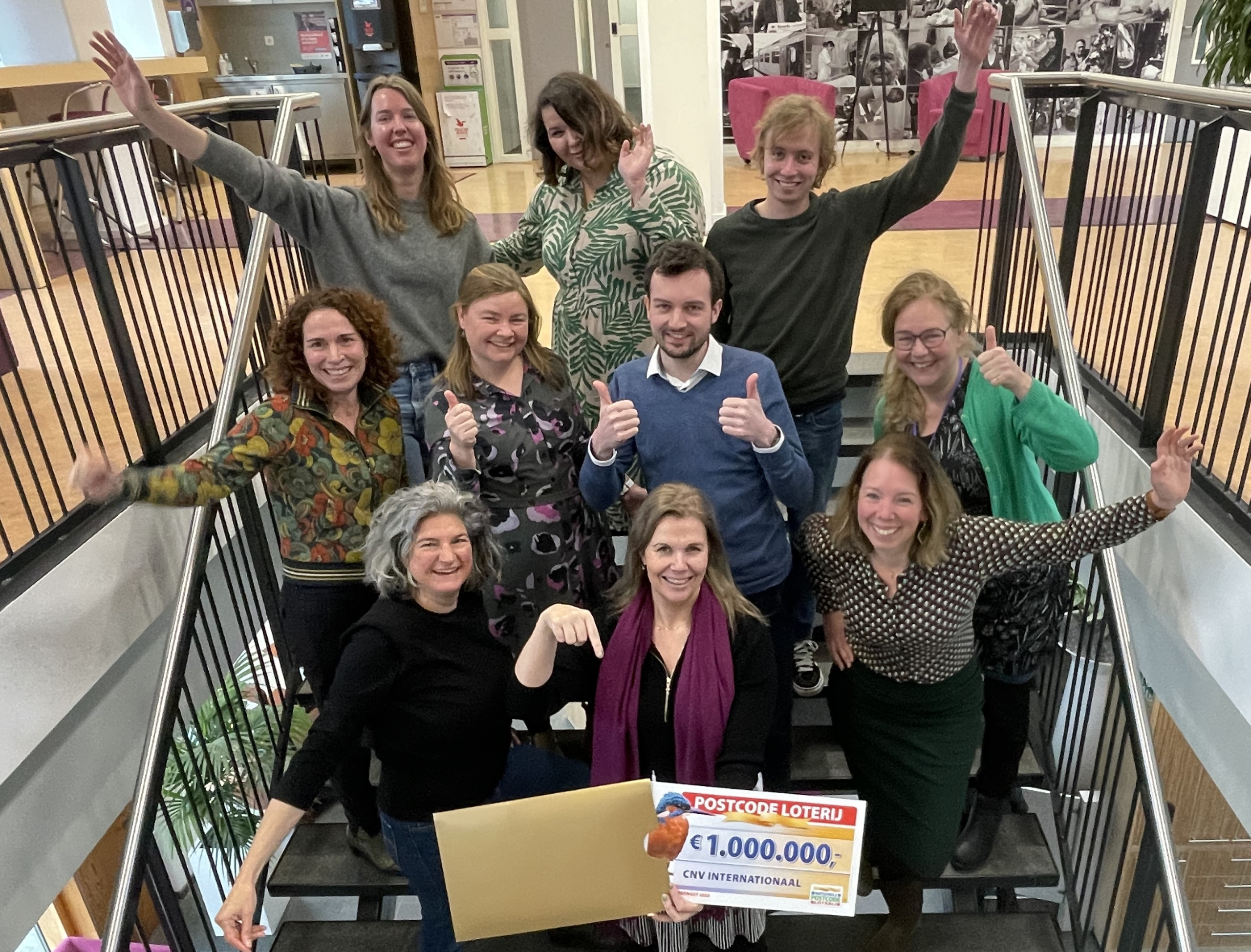 Daniëlle Woestenberg met de cheque met een deel van het team