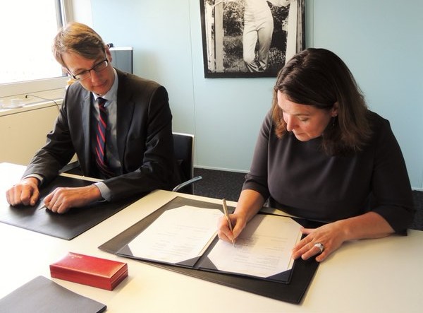 Ondertekening Strategisch Partnerschap Ministerie van Buitenlandse Zaken met Fair Wear Foundation CNV Internationaal en Mondiaal FNV op 18 december 2015