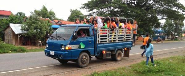 Cambodjaanse kledingarbeiders komen om bij verkeersongeval