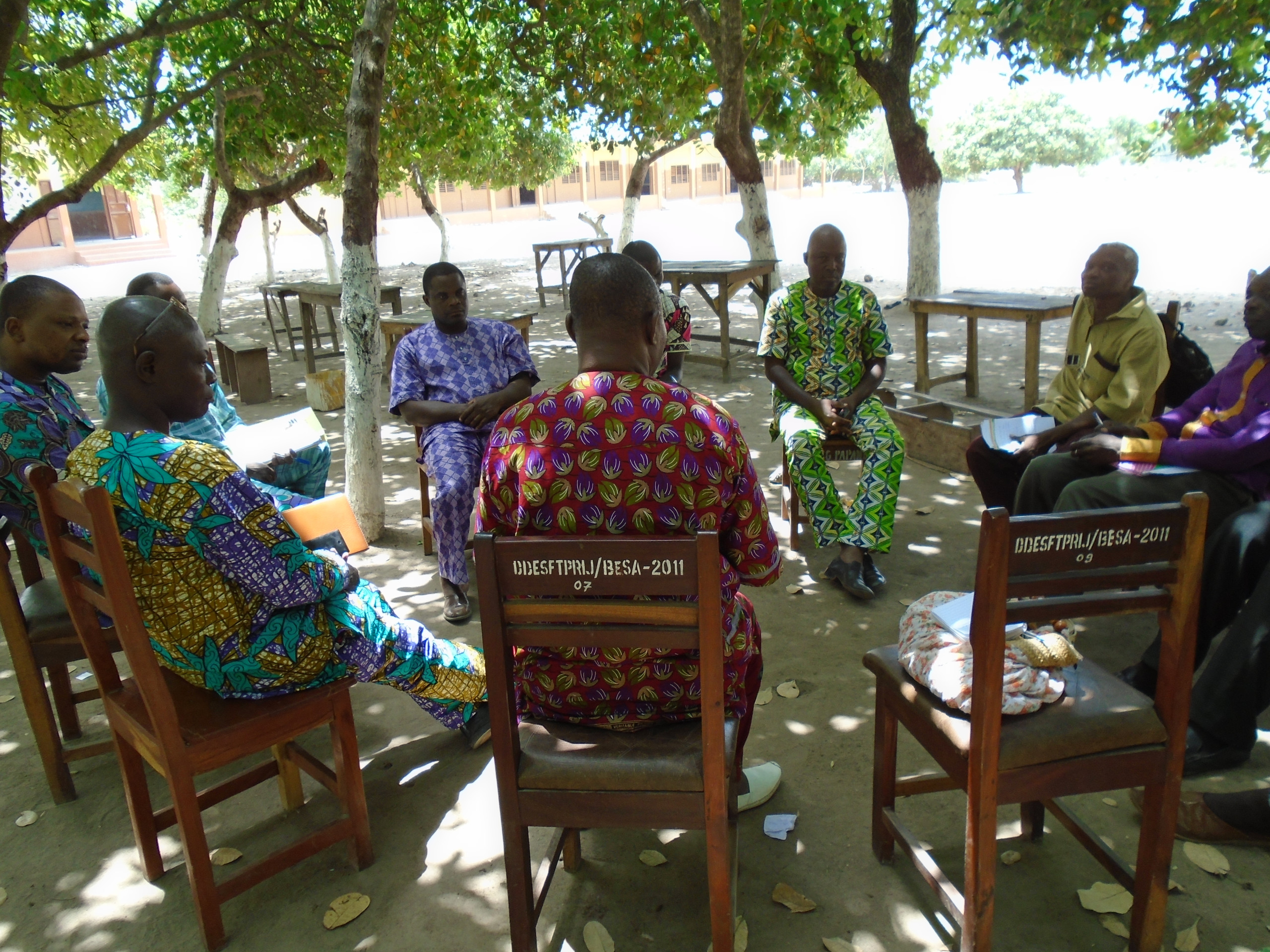 Benin Cosi in gesprek op het dorpsplein