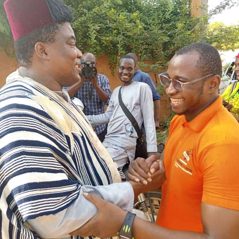 20200930 Niger, rechts Moudy Moussa grote vruegde bij vrijlating