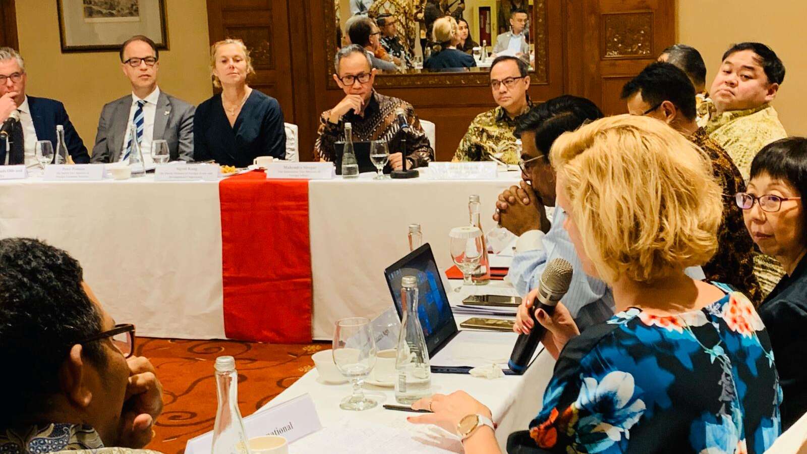 Minister Kaag aan ronde tafelgesprek in Indonesië.